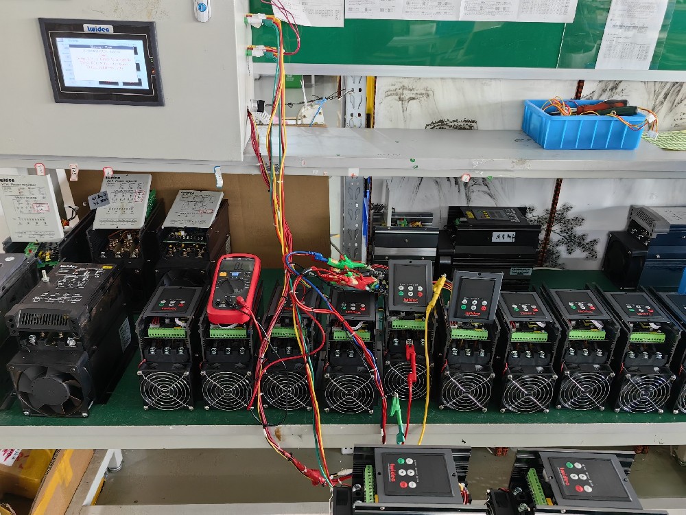 晶闸管在交流电力调解器中是怎样实现电压调理的？？？