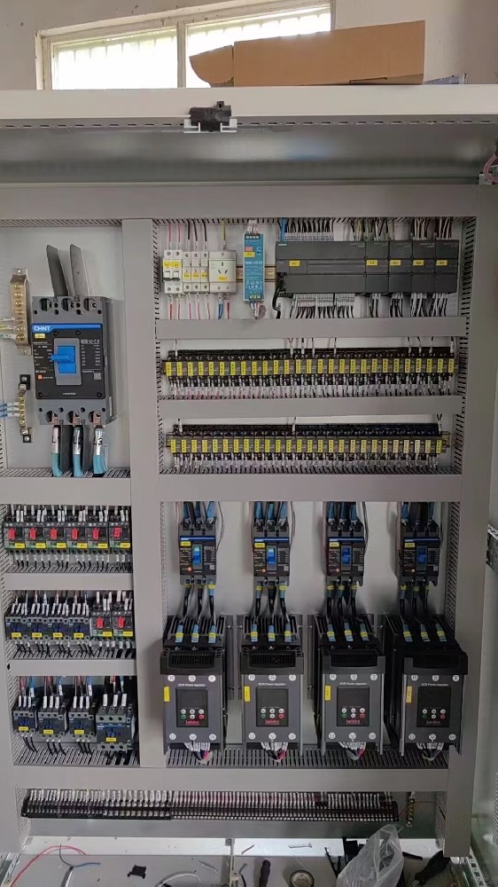 关于高精度的装备（如细密仪器、医疗装备）供电，，，电力调解器能否知足其对电压和频率稳固性的要求？？