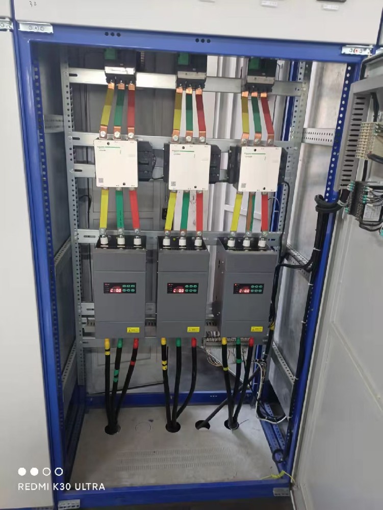 从投资回报率的角度看，，使用电力调解器能为工厂带来哪些经济效益（如节能、、提高产品质量等）？