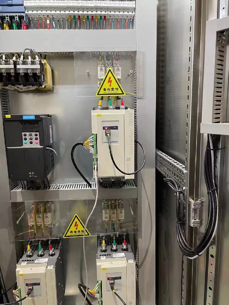 在医疗装备中使用电力调解器，，，需要重点关注哪些特殊的清静标准？