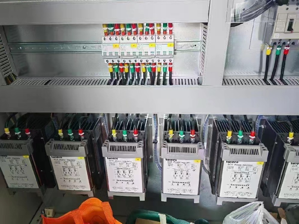 电力调解器的散热风扇损坏，，，暂时没有合适的备件替换，，，能否短时间内继续运行装备？？？