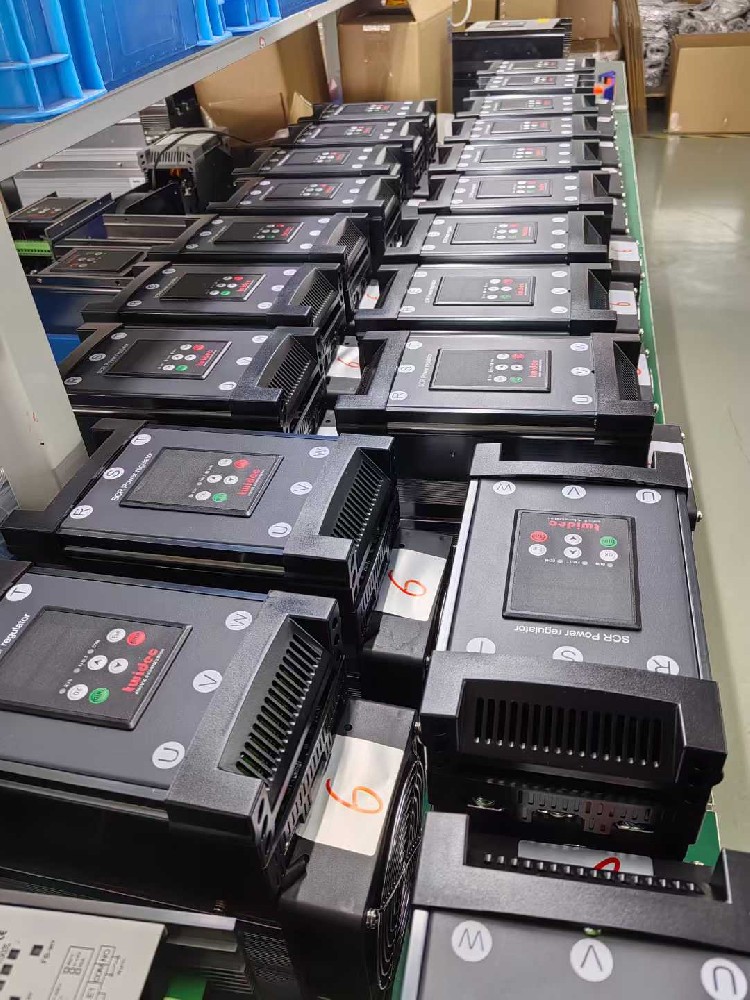 实验将电力调解器与新的负载装备毗连，，，却无法正常事情，，，该从哪些方面排查兼容性问题？